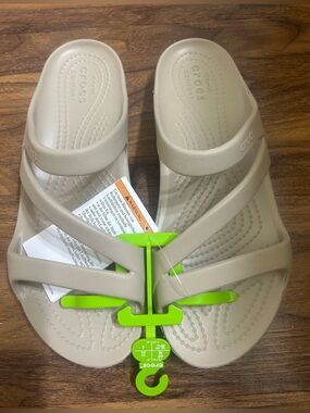CROCS Comfort . Size 6. NEW